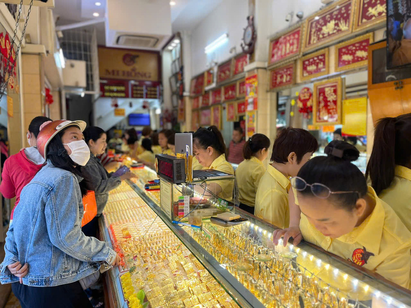 Người mua nên đối chiếu giá vàng nhẫn tại nhiều thương hiệu uy tín trước khi quyết định giao dịch. 