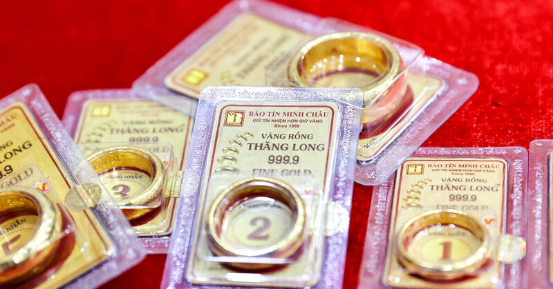 Mua vàng nhẫn 9999 tại cửa hàng uy tín, giữ hóa đơn đầy đủ và kiểm tra kỹ thông tin sản phẩm. 