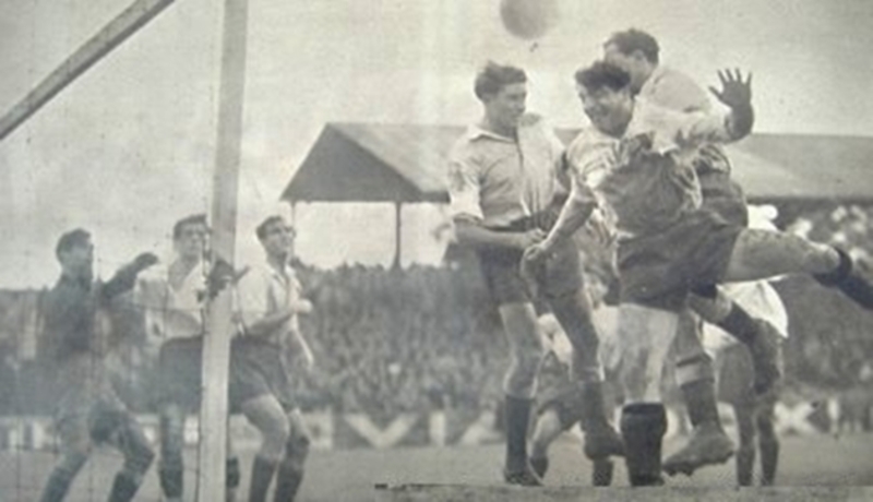 Ligue 1 có tiền thân ra đời năm 1932, đánh dấu bước chuyên nghiệp hóa bóng đá Pháp.