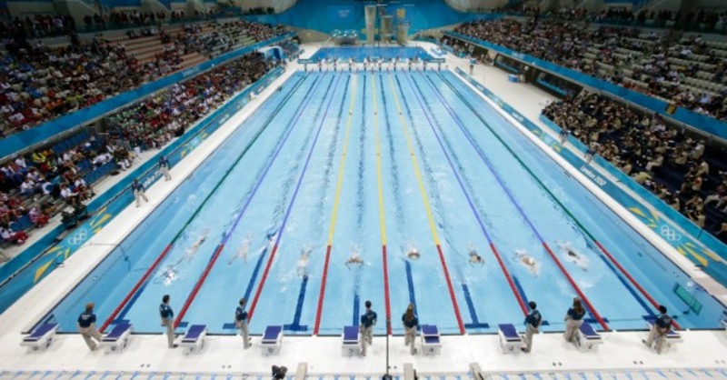 Hồ bơi Olympic thường có 10 làn, mỗi làn rộng 2,5 mét để bảo đảm không gian thi đấu ổn định. 