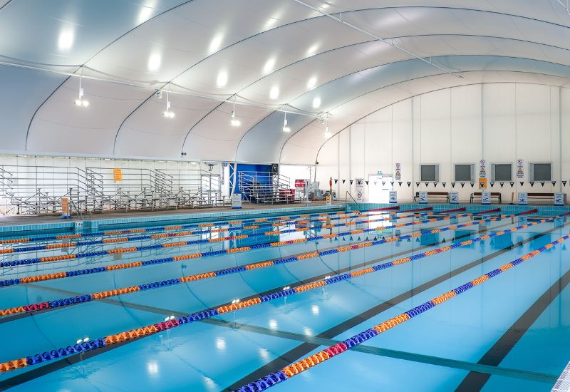 Hồ bơi Olympic phải đáp ứng tiêu chuẩn nghiêm ngặt về chiều dài, làn bơi, thiết bị và điều kiện thi đấu. 