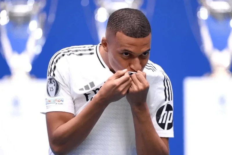 Chân sút vĩ đại thế hệ mới Kylian Mbappe trong màu áo trắng hoàng gia.