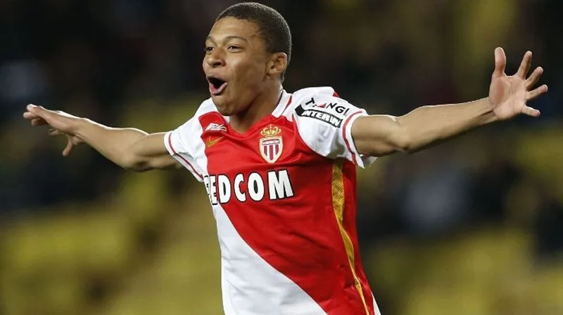 Mbappe thời trẻ ăn mừng bàn thắng, mở ra chương đầu tiểu sử Kylian Mbappe rực rỡ tại Monaco.