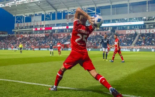 Luật ném biên sân 11 người: Quy định mới nhất từ FIFA
