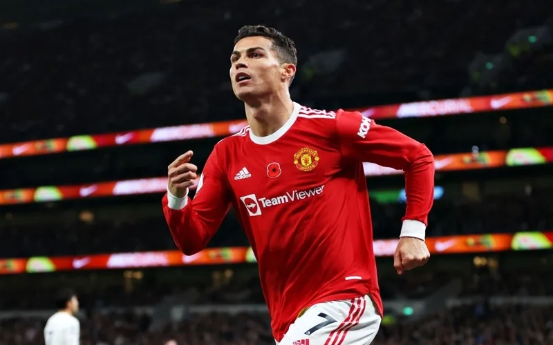 ronaldo va messi ai gioi hon cuoc chien vi dai cua bong da the gioi