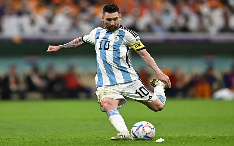 ronaldo va messi ai gioi hon cuoc chien vi dai cua bong da the gioi