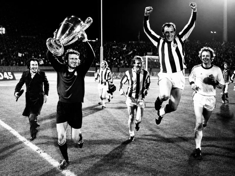 Giải vô địch Đức Bundesliga ra đời từ mùa 1963/64 và dần trở thành hạng đấu cao nhất của bóng đá chuyên nghiệp Đức.