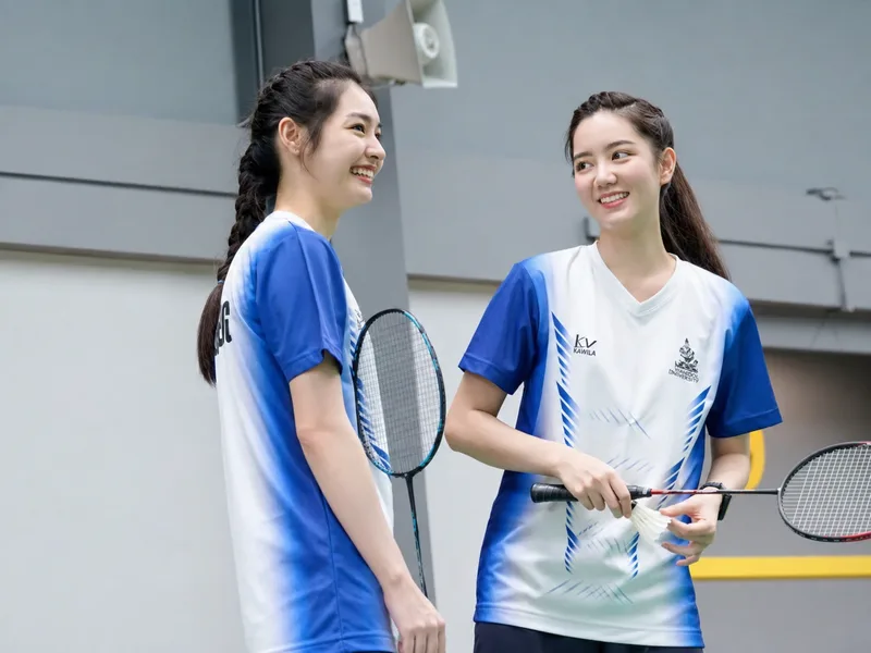 Chơi cầu lông cùng bạn bè vừa giúp vận động vừa tạo cơ hội thư giãn và kết nối.