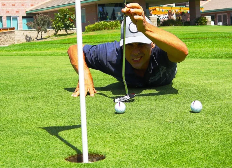 Đọc green giúp golfer xác định độ dốc, hướng bẻ và tốc độ phù hợp trước khi thực hiện cú putt.